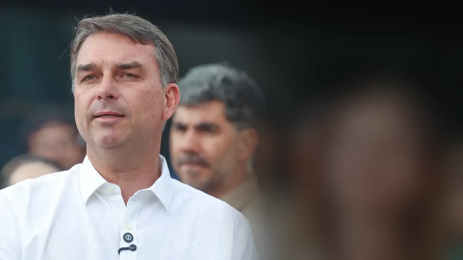 Flávio Bolsonaro, senador que deixou o Brasil rumo a Miami após decisão do STF