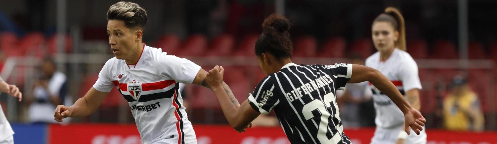 Futebol feminino: jogadora do São Paulo conduz a bola na final do Brasileirão Feminino 2026 contra o Corinthians