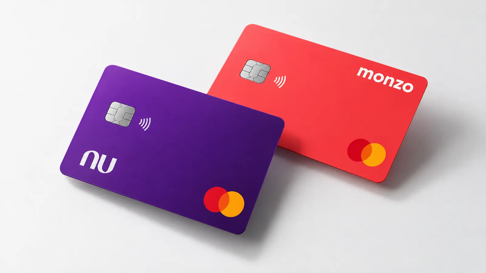 Nubank e Monzo: cartões dos dois bancos digitais lado a lado