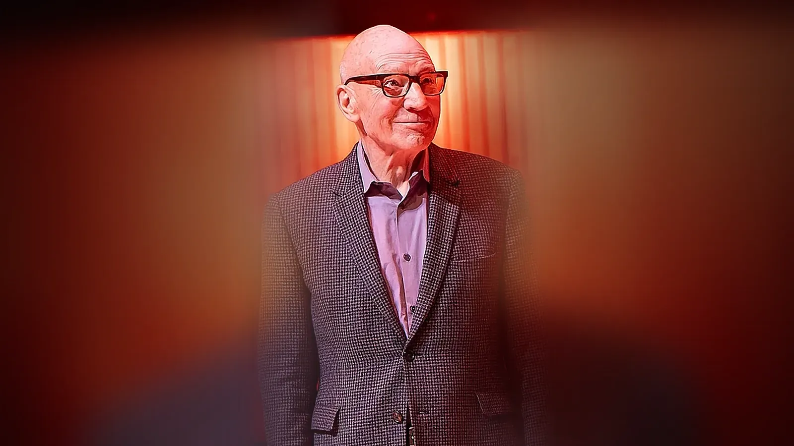 Patrick Stewart sorrindo em evento, ator de Star Trek e X-Men que morreu aos 86 anos